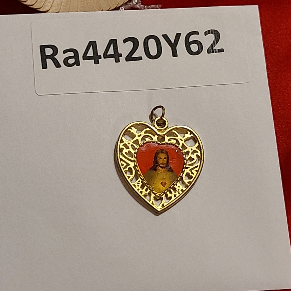 Heart-Shaped Gold Religious Pendant - Picture 7 of 7